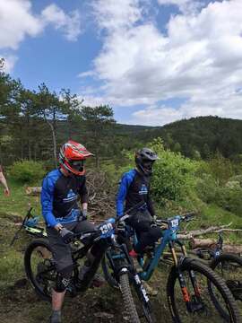 Kolesarji KK Ravne na tekmi SloEnduro Borovci